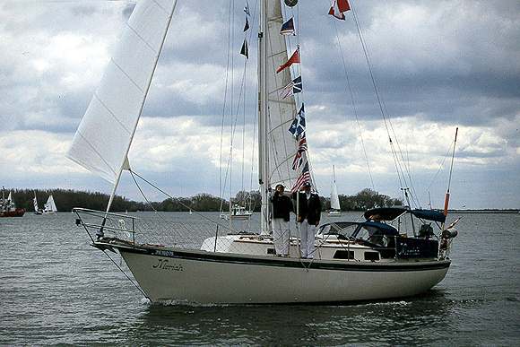 sailpastmeriah.jpg (39496 bytes)