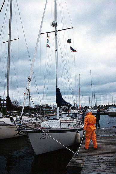 sailpastmeriahA.jpg (39647 bytes)